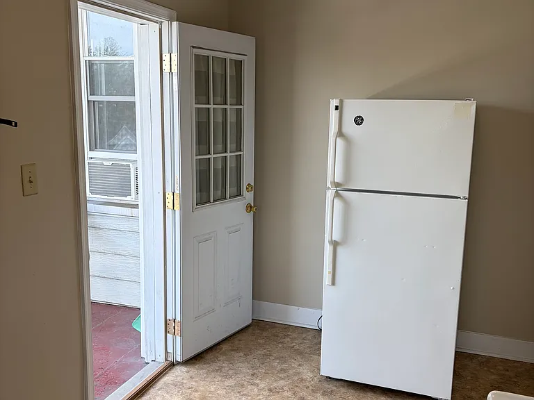 1614 W Market St — Photo 20