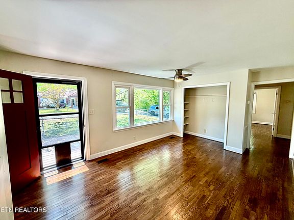 3rd image of 1110 Scott Rd