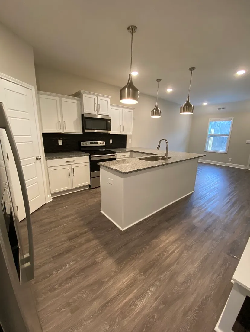1031 Glenkirk Drive - C — Photo 3