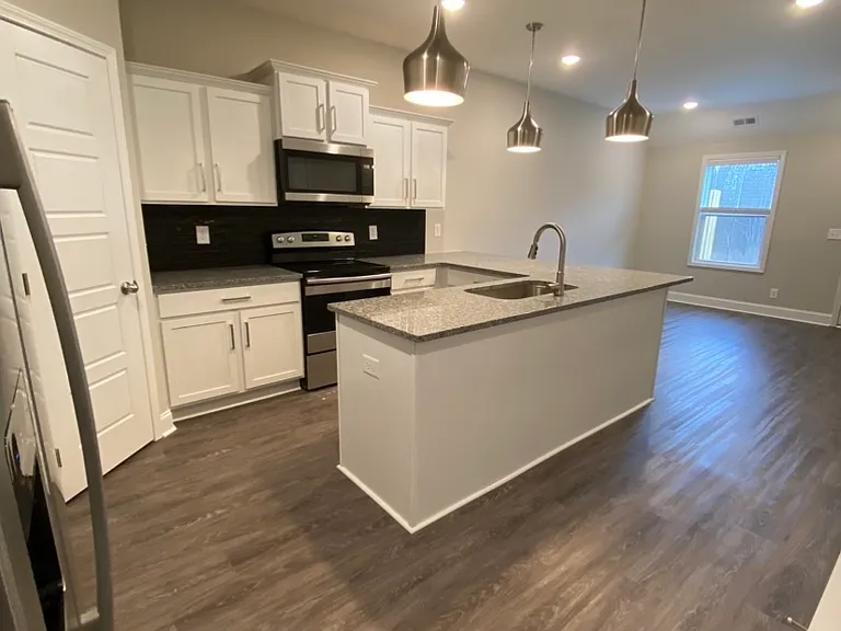 1031 Glenkirk Dr — Photo 3