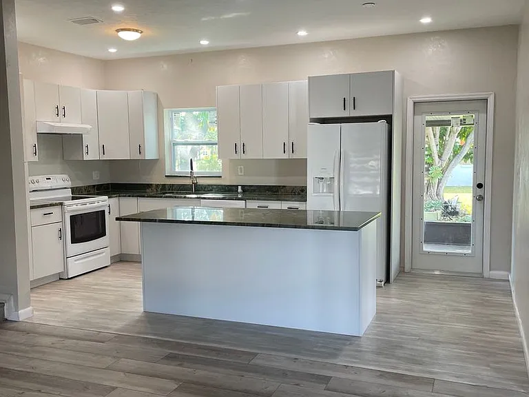 2171 Birchcrest Blvd — Photo 3