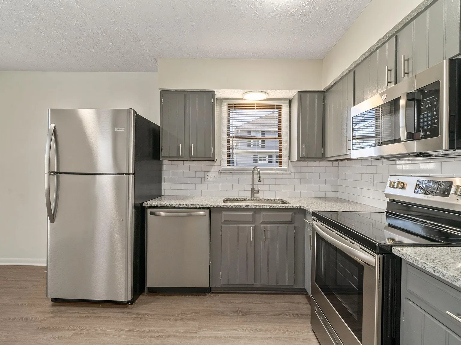 3 bed, 1.5 bath, 1900 sqft, $1,900 — Photo 3