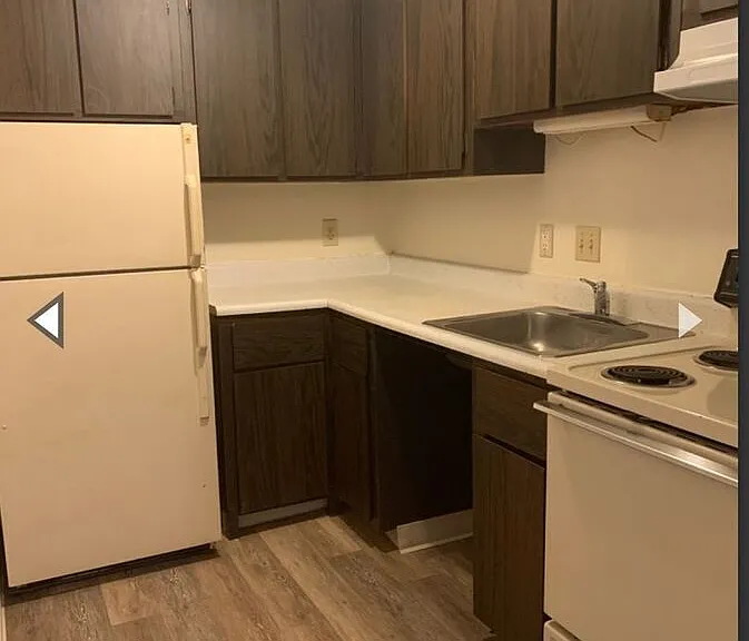 1454 W River Rd N #D — Photo 3