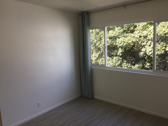 Second Bd with peekaboo view of the ocean