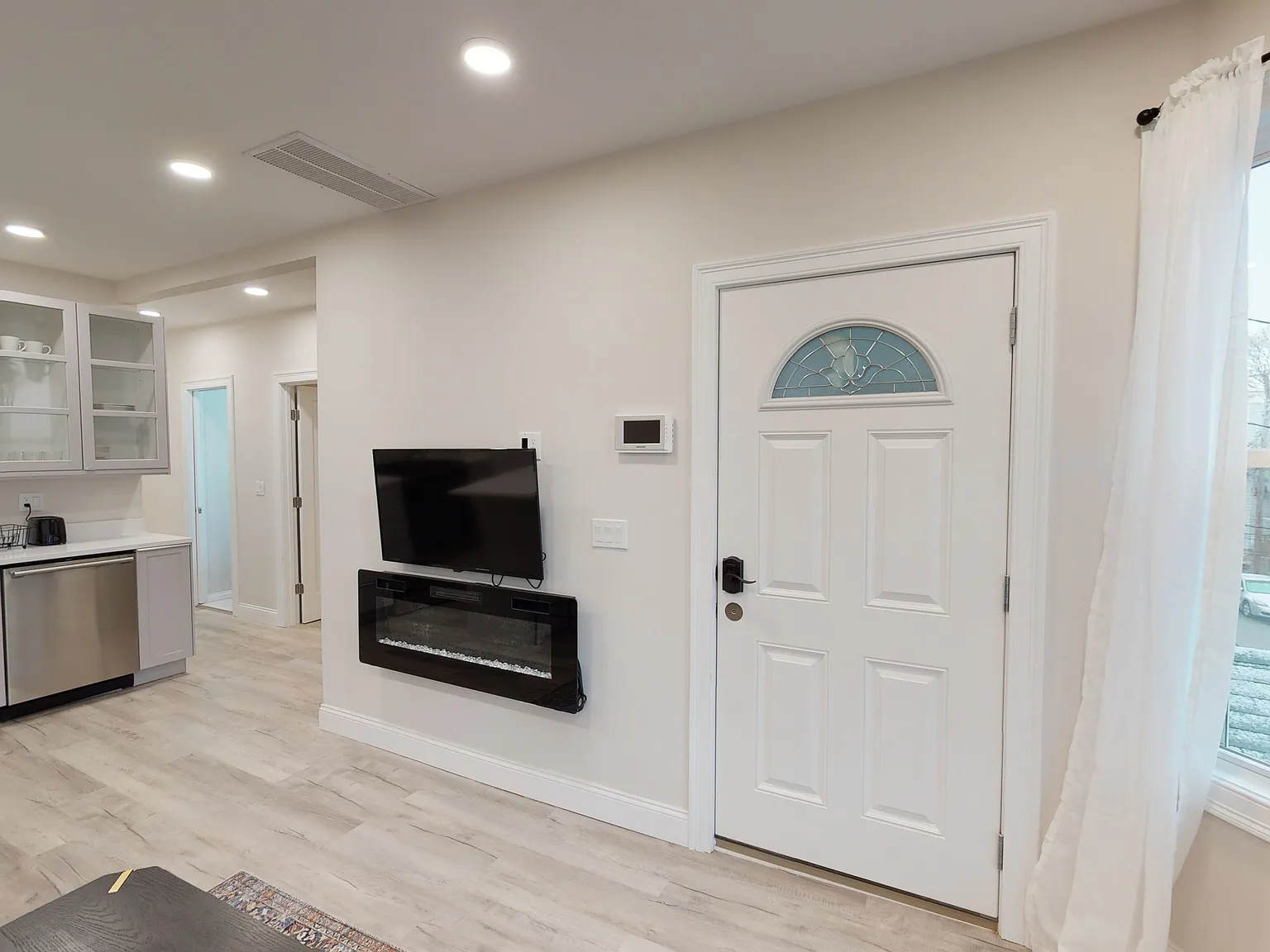 5 bed, 1500 sqft, $5,500 — Photo 2