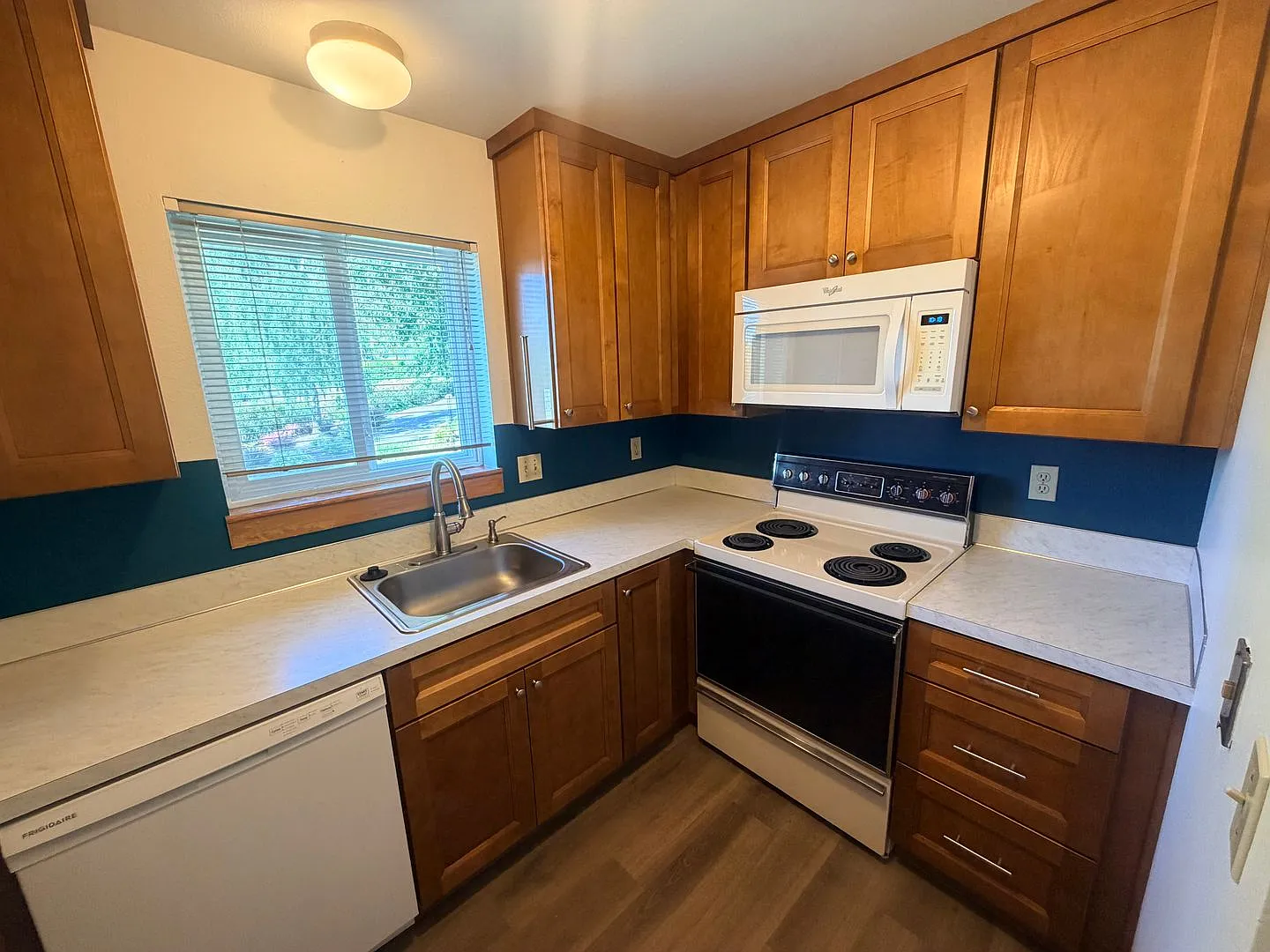$500 Move-In Bonus! John's Landing End-Unit | Utilities Inc. + Mins to Waterfront — Photo 4