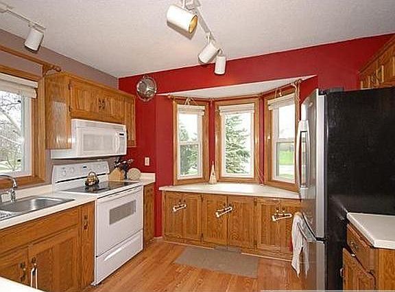3rd image of 787 Woodridge Dr S