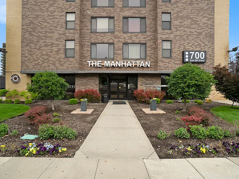 700 E 8th St #14 — Photo 3