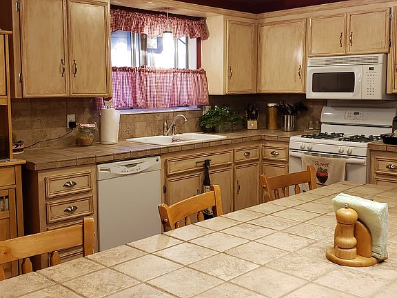 Kitchen with 9' x 4' bar 