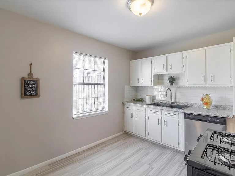 313 Evans St — Photo 9
