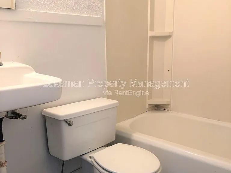 1410 Oak St #1 — Photo 10