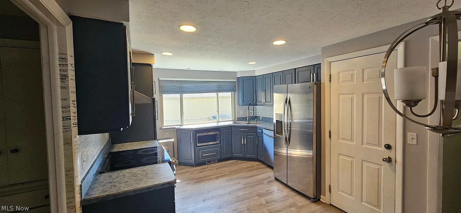 3 bed, 2.0 bath, 2400 sqft, $2,700 — Photo 3