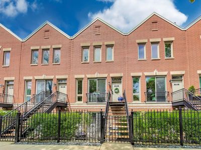 1542 W School St APT C, Chicago, IL, 60657