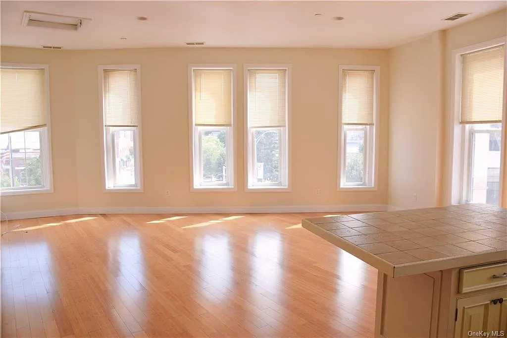 2 bed, 1000 sqft, $2,950 — Photo 4