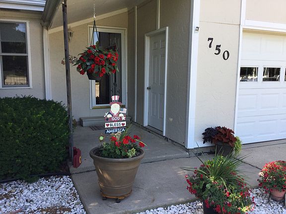 2nd image of 750 Saint Johns Ct