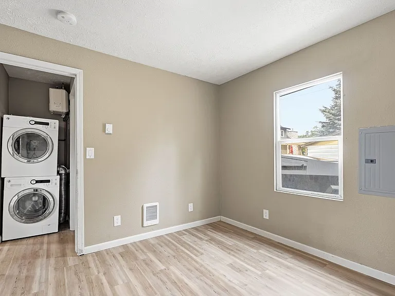 321 E Grace St — Photo 9