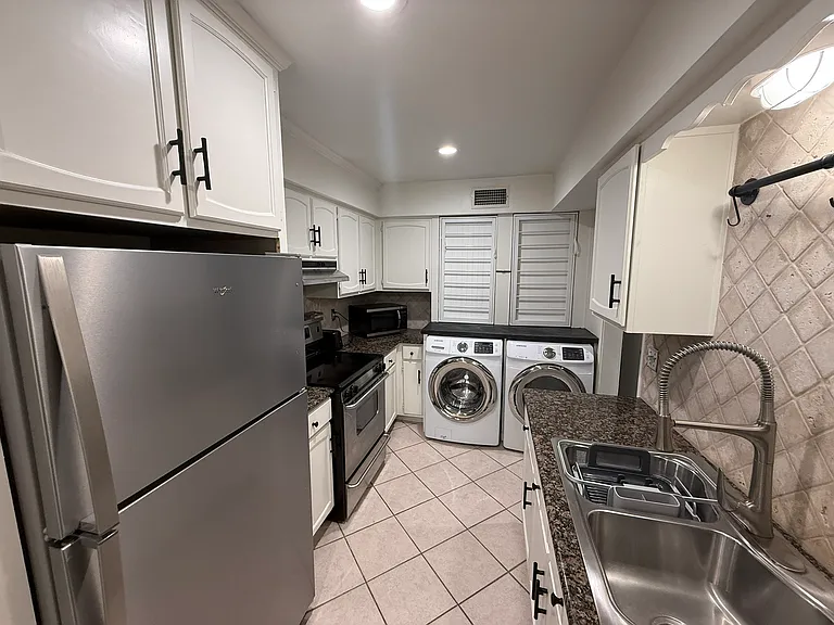 353 N Post Oak Ln #823 — Photo 7