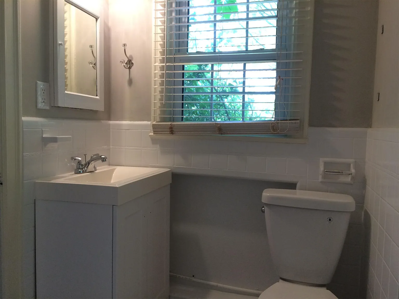 2627 Selwyn Ave #4 - 4 — Photo 2