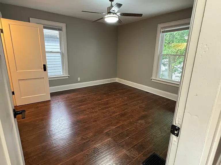 988 Linwood Ave — Photo 8