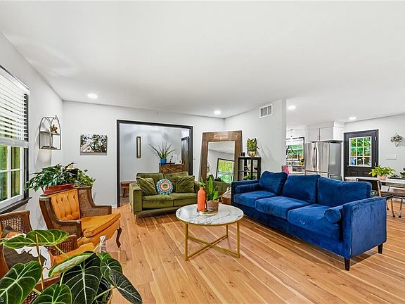 5th image of 402 Kyle Rd