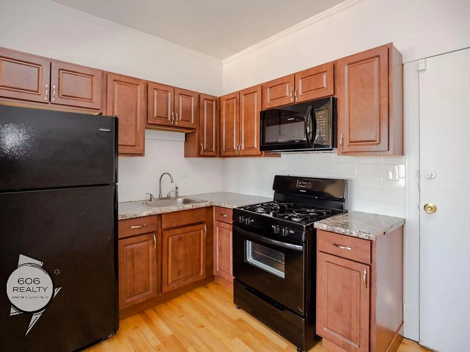 Cicero apartments! 5701-03 W Cermak Rd - 2206-2208 S 57th Ave — Photo 3