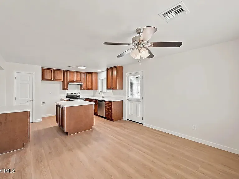 3 bed, 3000 sqft, $2,285 — Photo 4