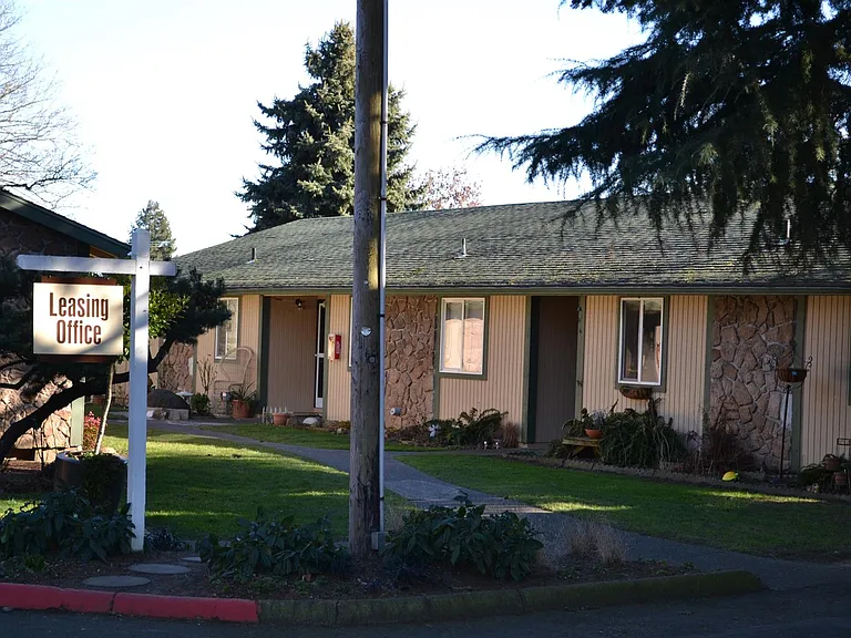 Emerald Park Apartments — Photo 20