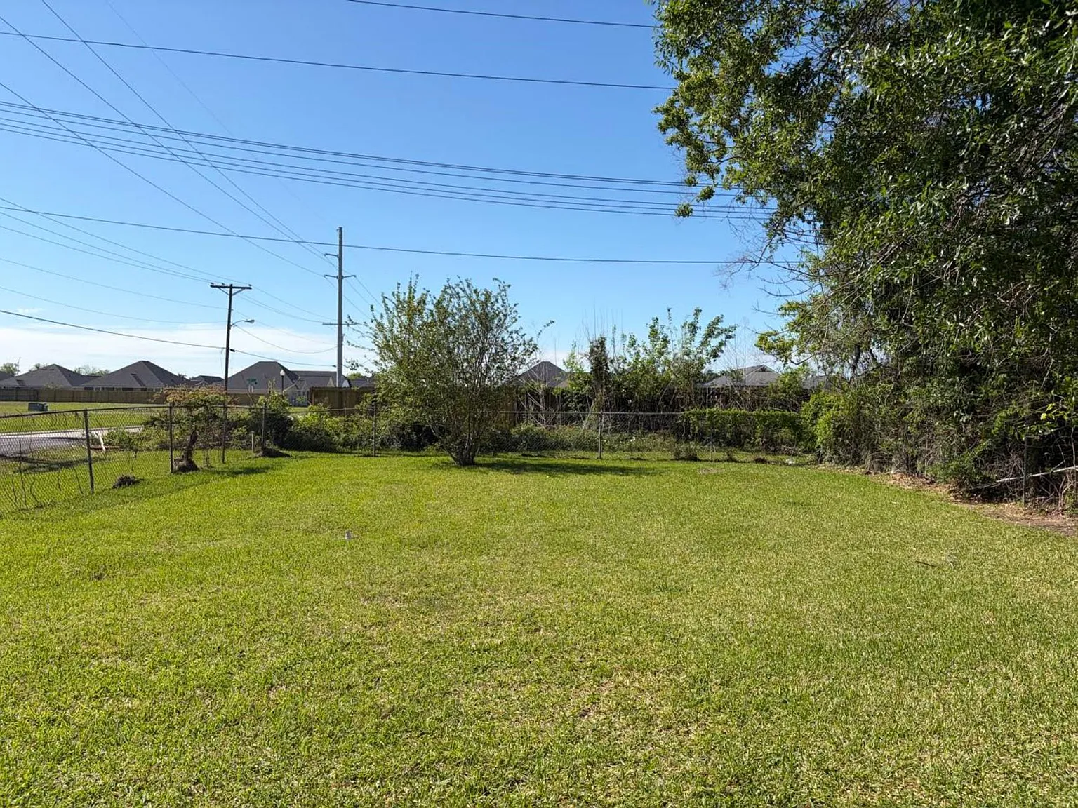 3 bed, 1.0 bath, 1345 sqft, $1,650 — Photo 2