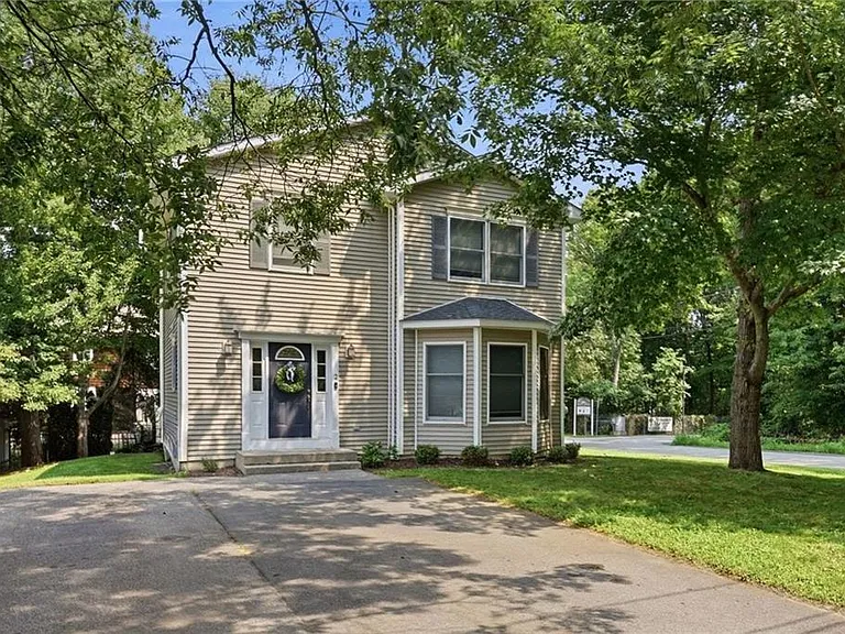 2 Lafayette Dr — Photo 2