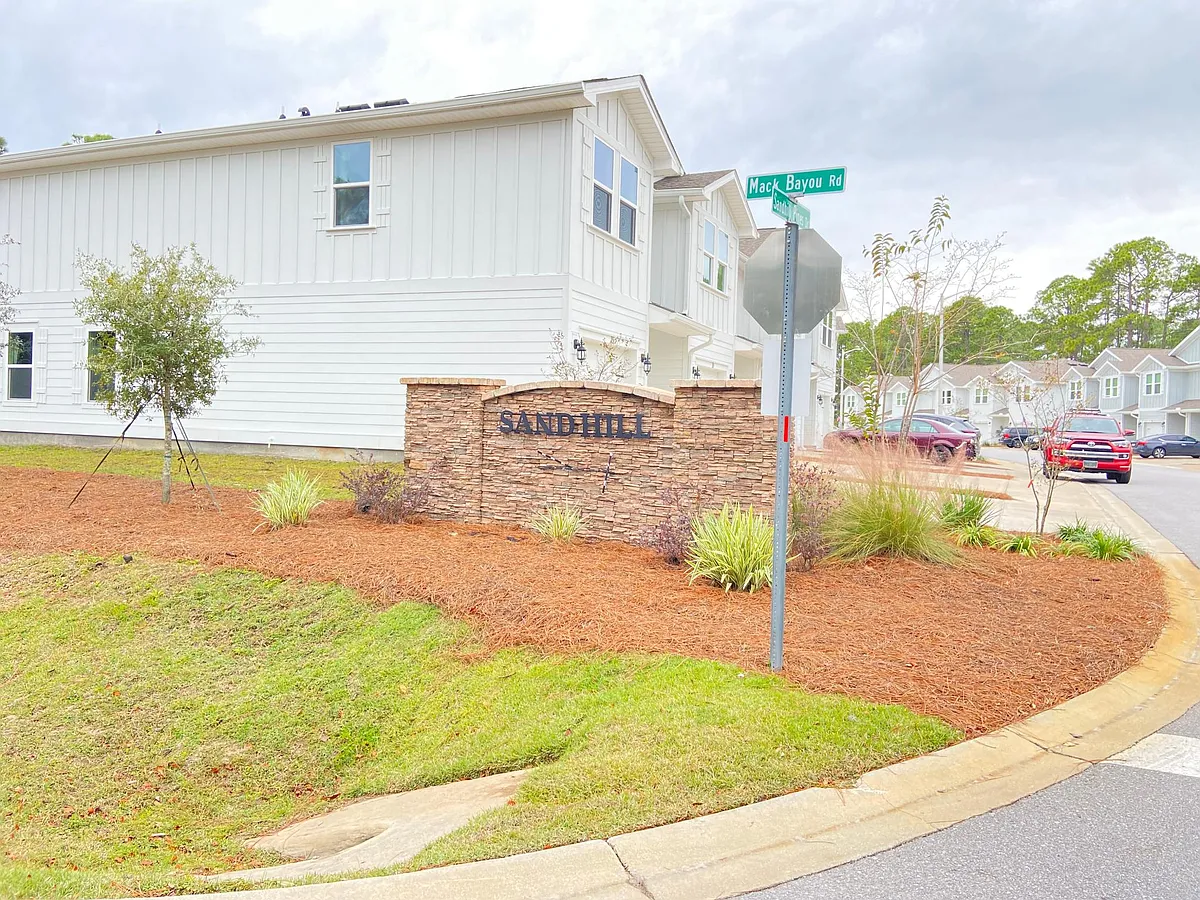 Building Photo - 19 Sandhill Pines Dr