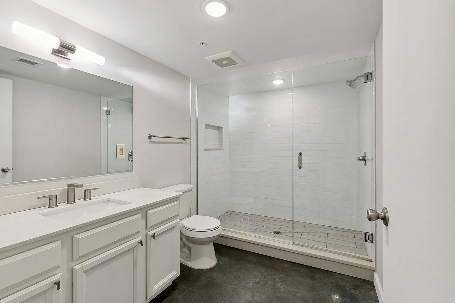 Sunny 1-Bed with Private Balcony + In-Unit Laundry in Heart of New Orleans — Photo 3