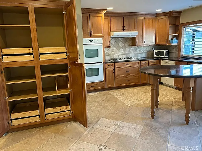 5800 Owensmouth Ave #7 — Photo 8