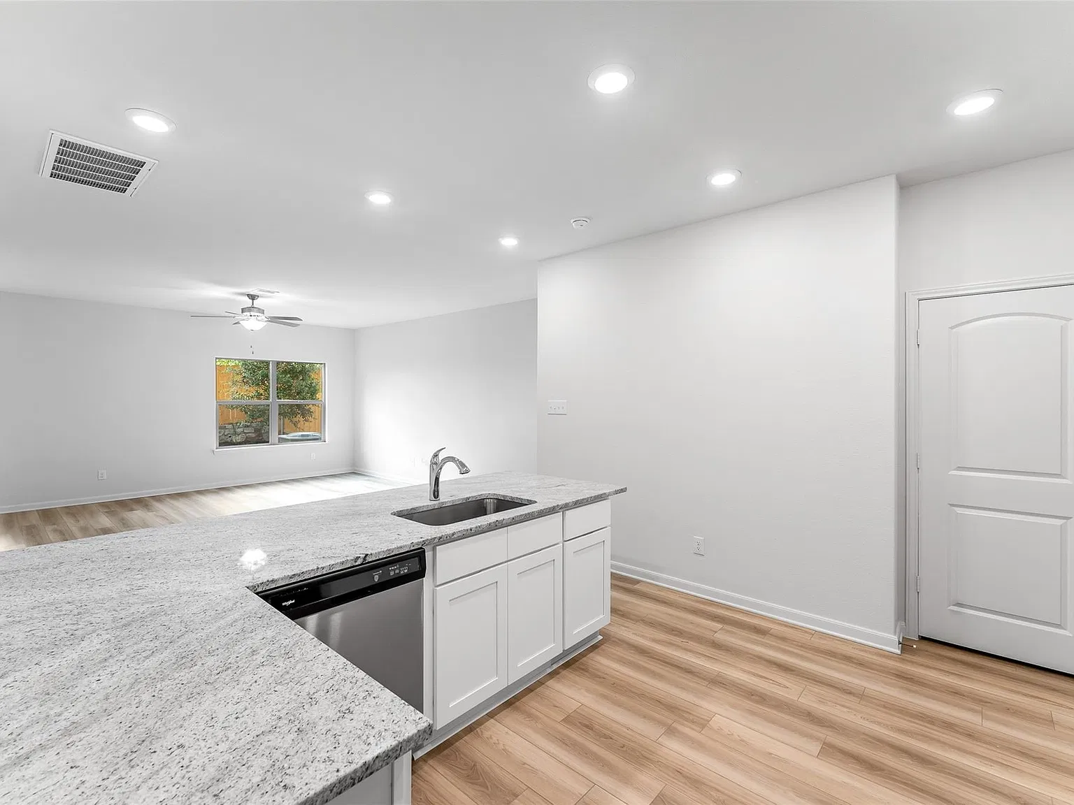 3 bed, 1595 sqft, $1,699 — Photo 4
