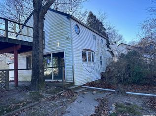 18 Summit Pl, Farmingville, NY 11738