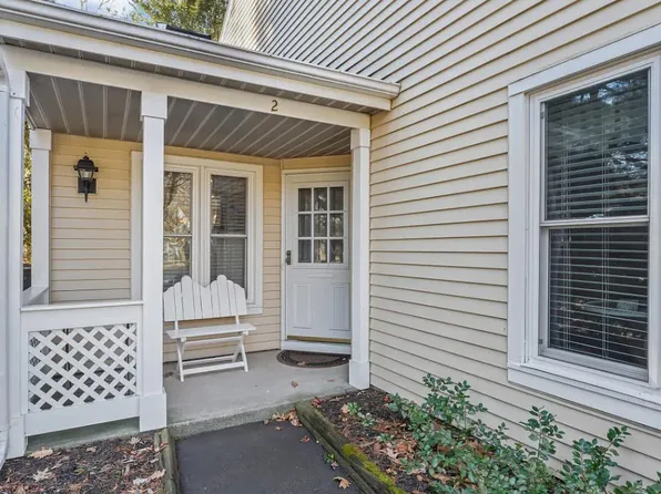 2 Stoney Creek Dr, Clifton Park, NY 12065