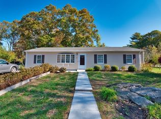 33 Meadowood Dr, Dartmouth, MA 02748