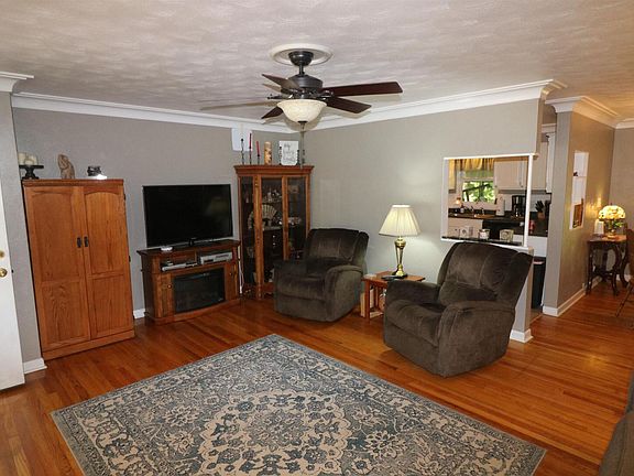 3rd image of 605 S Dixon Ave