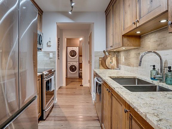 5th image of 575 Sutherland Ave Unit 222