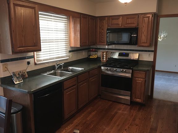 4th image of 2696 Berkshire Dr