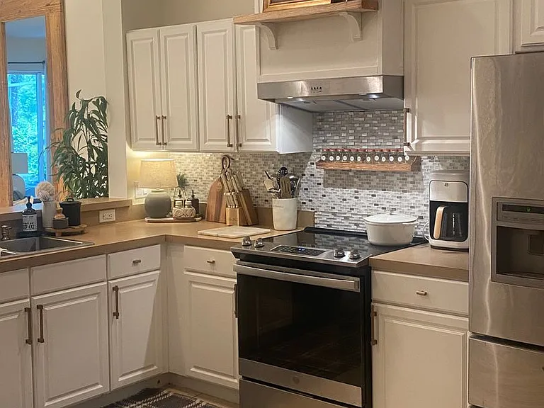 768 Hampton Cir — Photo 1