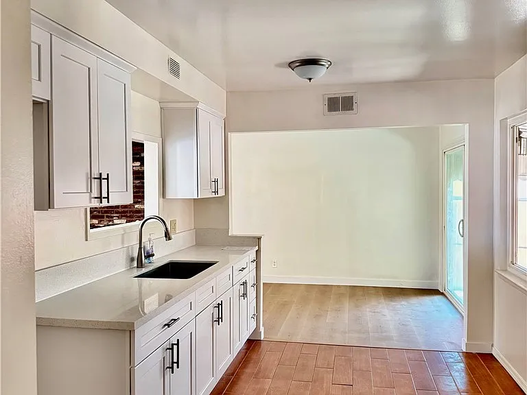 835 W Spruce St — Photo 7