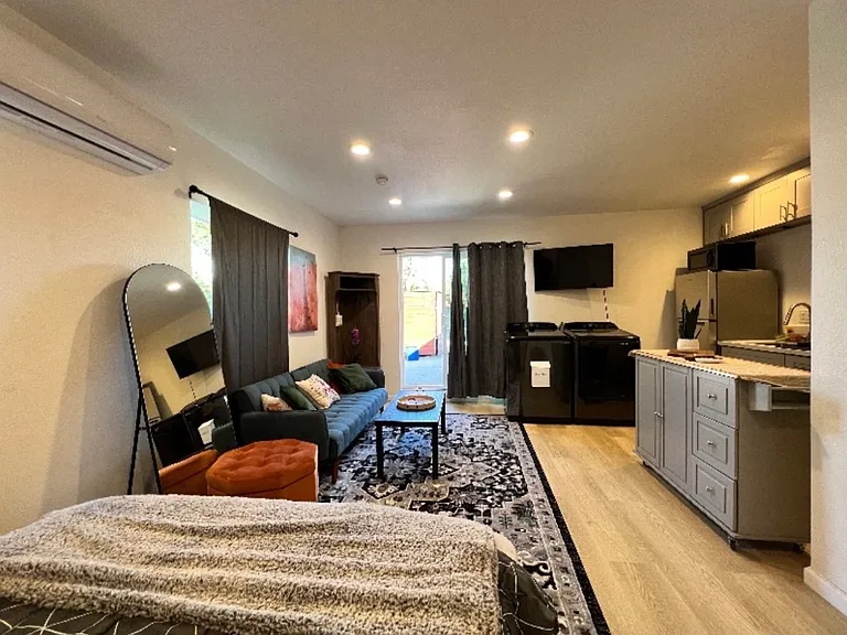 8464 Murietta Ave #8466 — Photo 3