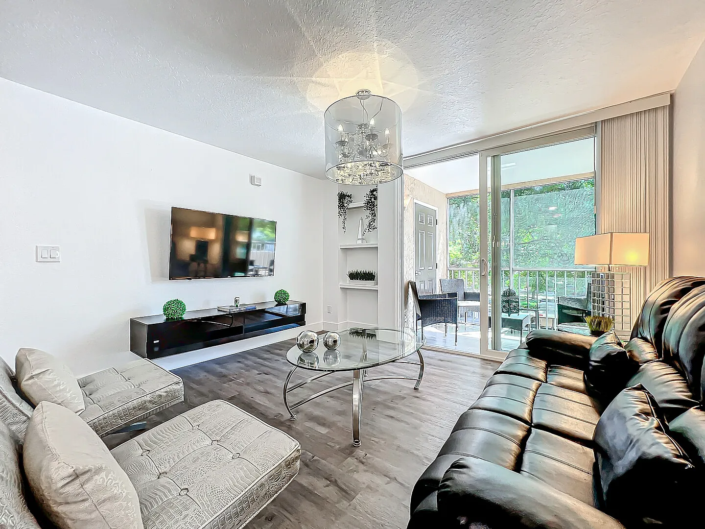 Spacious & Luxury 4 Bed Condo with Amenities — Photo 3