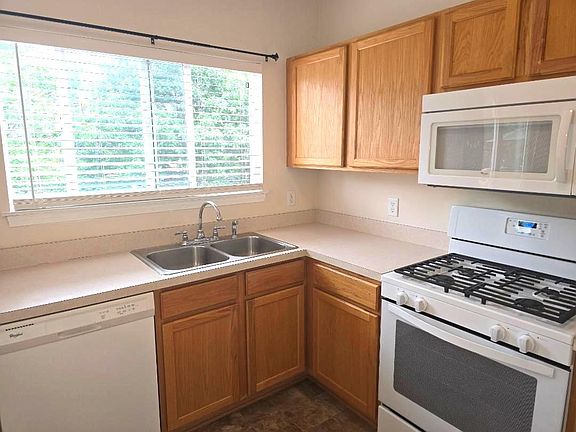 4th image of 1369 Chestnut Ln