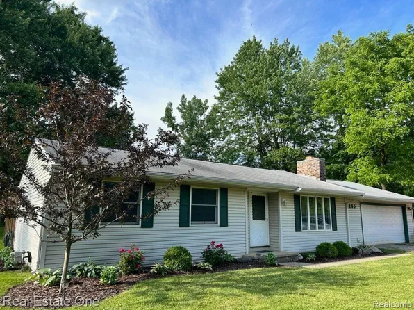 4265 Quick Rd, Holly, MI 48442