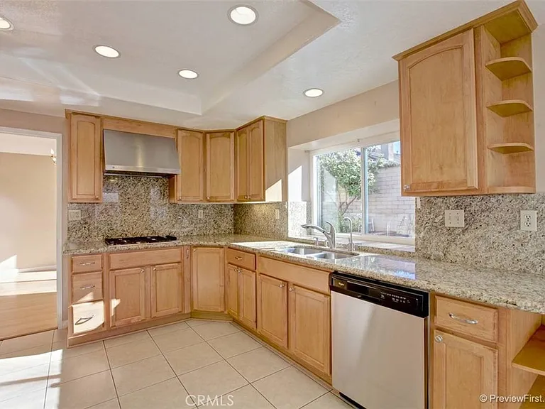 12 Woodlawn — Photo 12