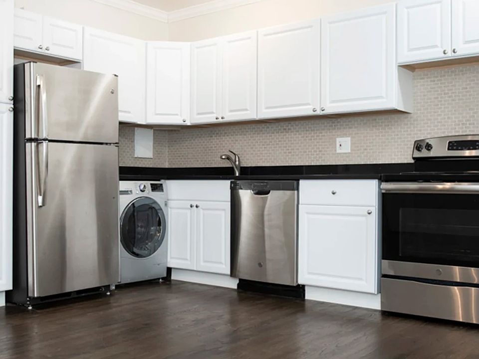 1st image of 3345 N Marshfield Ave APT 207