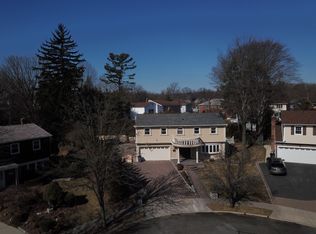 192 Nassau Dr, Albertson, NY 11507