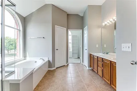 2700 Thorncreek Ln — Photo 32