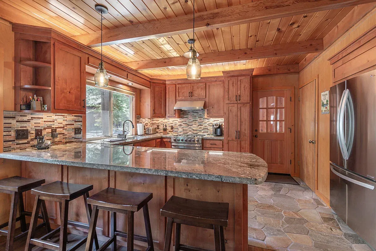 5 bed, 2700 sqft, $5,000 — Photo 2